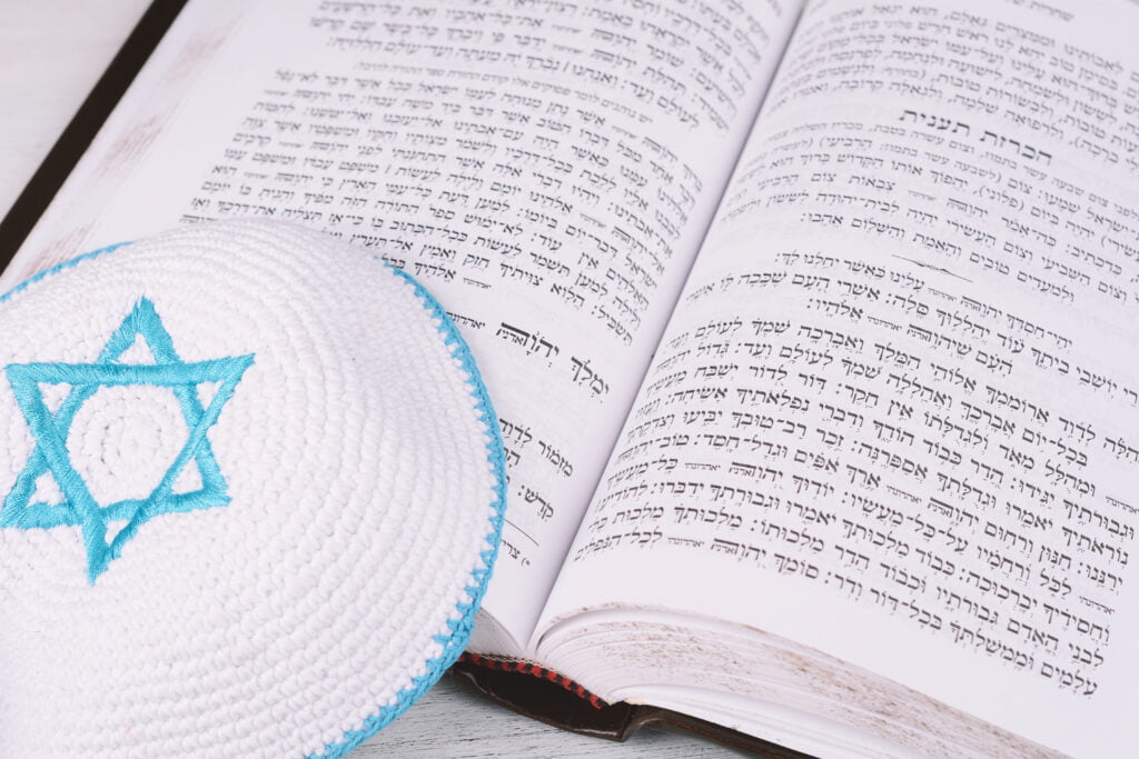 Kippa et livre de prière juif
