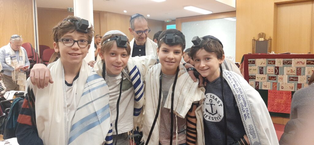 bnei mitsva adath shalom sourire amis teffilin talit