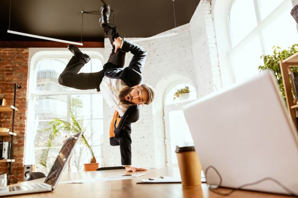 Pourim au travail homme danse sur son bureau fêtes juives judaïsme massorti