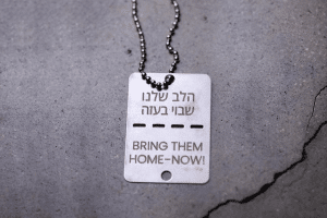 otages-juifs-colliers-7octobre-israel-solidarite-souvenir