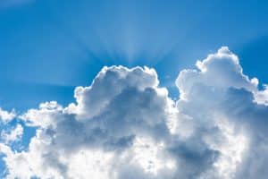 lumière-nuages-espoir-optimise-kippour-rabbinrivonkrygier-adathshalomparis