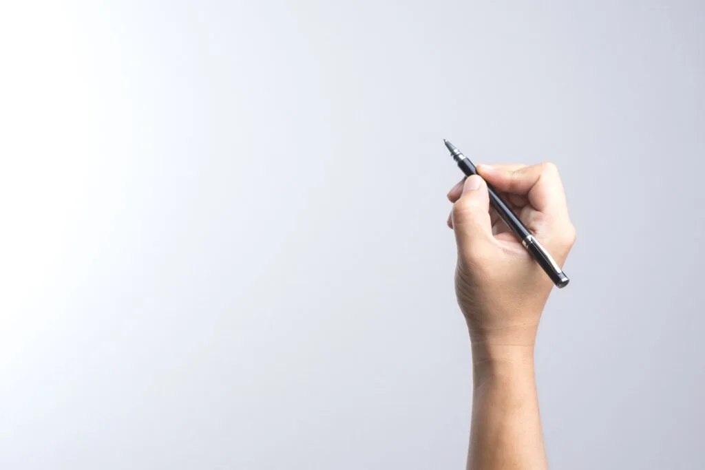 ecriture-crayon-main-atelier-adathshalomparis