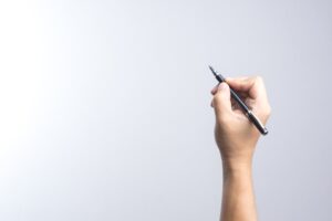 ecriture-crayon-main-atelier-adathshalomparis