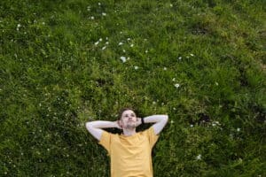 personne-allonge-repos-herbe-nature