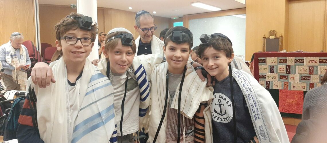 bnei mitsva adath shalom sourire amis teffilin talit
