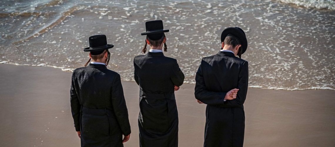 juifs haredi devant la mer ultra orthodoxes