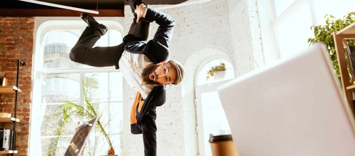 Pourim au travail homme danse sur son bureau fêtes juives judaïsme massorti