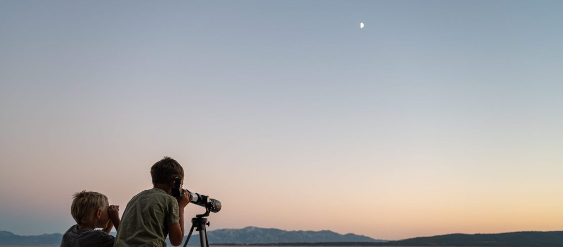 enfant-étoiles-telescope-verite-foi-ciel-judaismemassorti