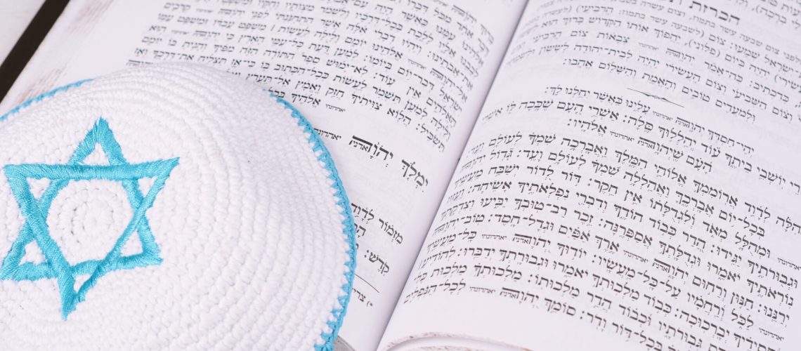 Kippa et livre de prière juif études beit midrach