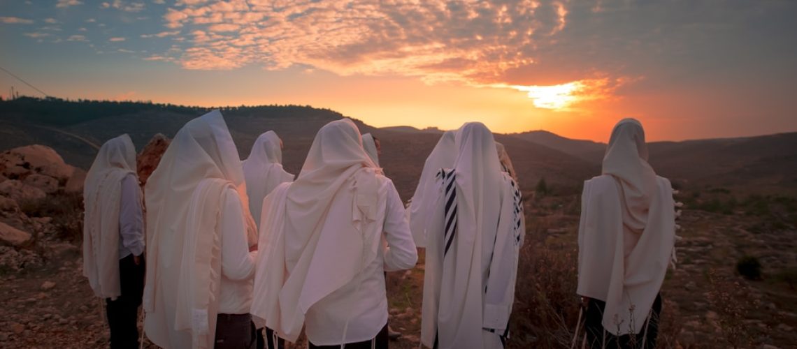Mynian juifs dix assembée prière chelah lekha coucher soleil israel